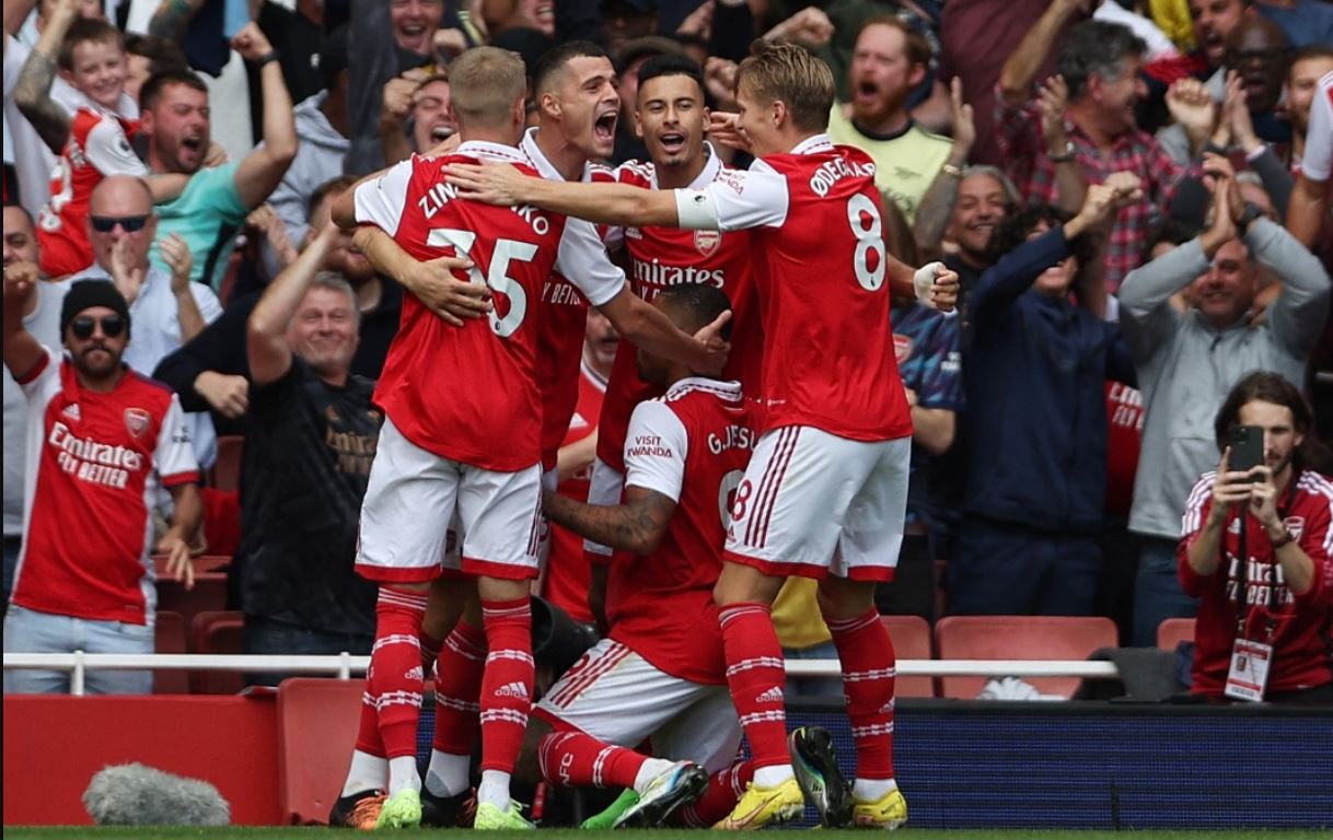 arsenal kekal di puncak