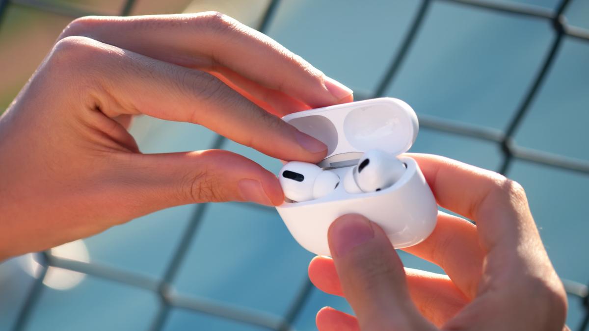 New,Apple,Airpods,Outdoor,Images,With,Apple,Watch,Series,4